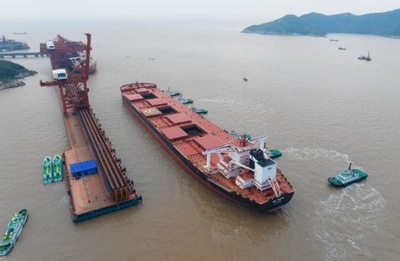 40万トン級鉱石運搬船2隻が中国浙江省舟山港に同時接岸