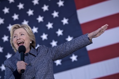 クリントン氏、9月の選挙資金調達額を公表 約156億円