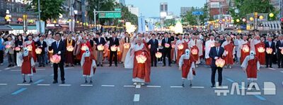 ソウルの夜を10万の提灯が照らす…ロボット僧侶も練り歩く燃灯会