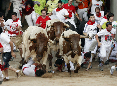 「牛追い祭り」最終日、3人が負傷