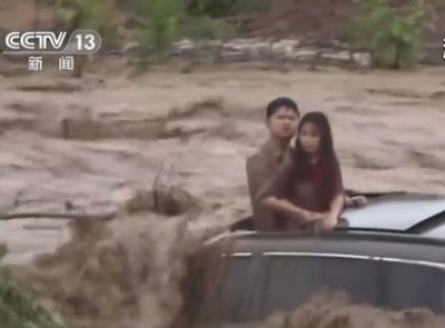 洪水でカップルが立ち往生 生死の瀬戸際で男性は先に彼女を助けるよう救助隊に要請