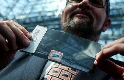  61年ぶりに見つかった超レア切手「逆さまジェニー」、米NYで公開