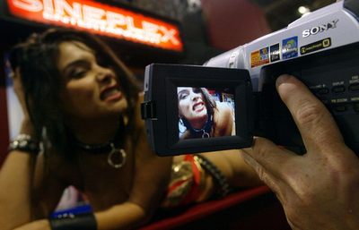 ピンク・テクノロジー、アダルト業界にもバーチャル革命？