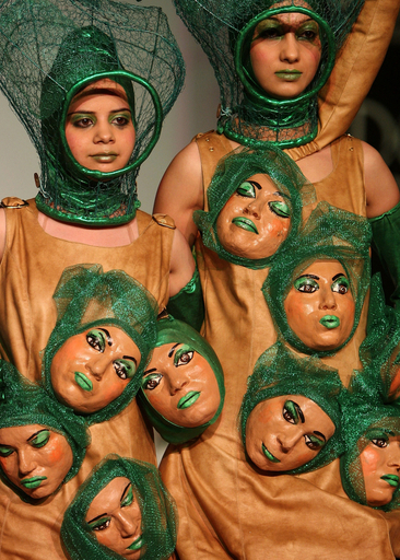 インド人デザイナーによる「着られるアート」、ニューデリーでショー