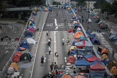 香港「雨傘革命」開始から1か月、夜に記念集会