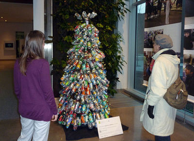 空き缶クリスマスツリー、カナダの中学生が制作