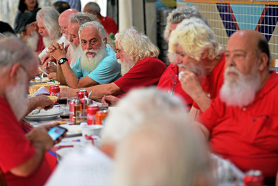 お疲れさま！ クリスマス終えたサンタが慰労会 ブラジル