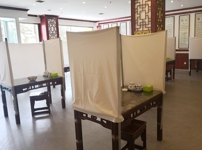 新型ウイルス対策としてテーブルを囲って「個室」にした甘粛の牛肉麺店