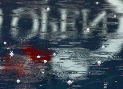 雨粒のメカニズム、「合体」ではなく「破裂」？仏研究