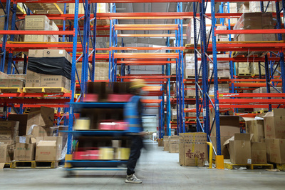 中国オンラインショッピングの弊害、老齢女性の自宅は不用品の山