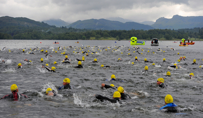 英国・湖水地方で1万人が遠泳、水しぶきも壮観！