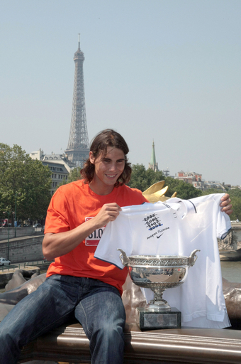 ナダル パリで記念写真撮影に臨む