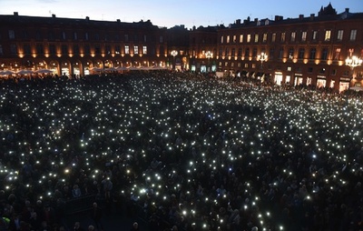 パリ襲撃事件の犠牲者を追悼、仏南部トゥールーズで集会