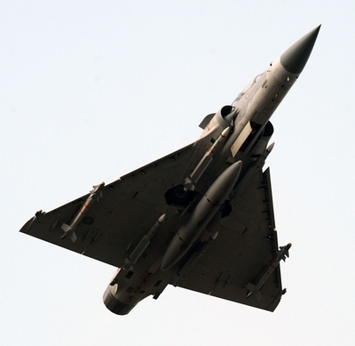 台湾空軍が軍事演習、戦闘機が車道に着陸