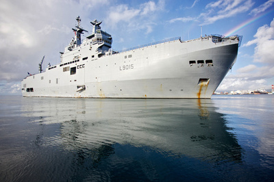 仏軍艦、エジプトでガザ負傷者受け入れ開始