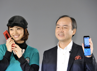 ソフトバンクが新機種発表、Wi-Fi対応を拡充 上戸彩も登場