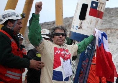 チリ鉱山、正午までに全員救出へ 2人が珪肺症