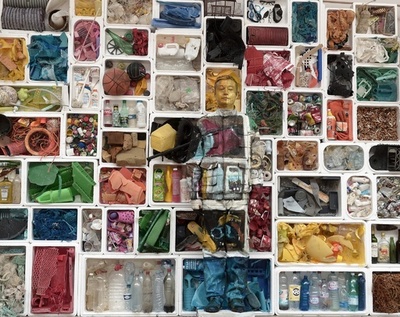 溶け込みすぎ…海岸のごみでアート、中国の劉勃麟氏