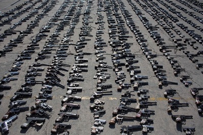 数百丁の銃火器を解体 メキシコ・ティフアナ