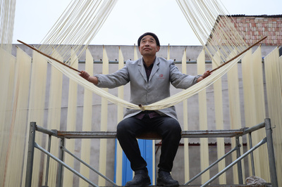 【写真特集】めん食いには眼福、連めんと続く伝統の製麺工程