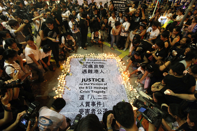 犠牲者悼みキャンドルライトと行進、マニラバス乗っ取り事件