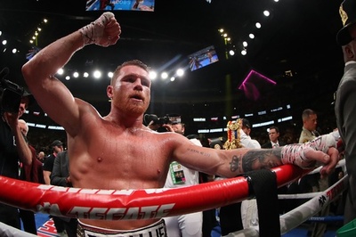 カネロがメキシコ人初の3団体統一、判定でジェイコブス下す
