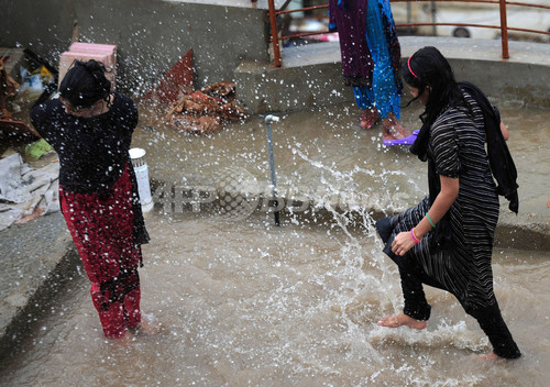 土砂降りの雨も楽しむパキスタンの子どもたち 写真5枚 ファッション ニュースならmode Press Powered By Afpbb News