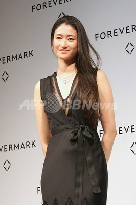 10年フォーエバーマーク賞 女優の小雪が受賞 写真15枚 ファッション ニュースならmode Press Powered By Afpbb News