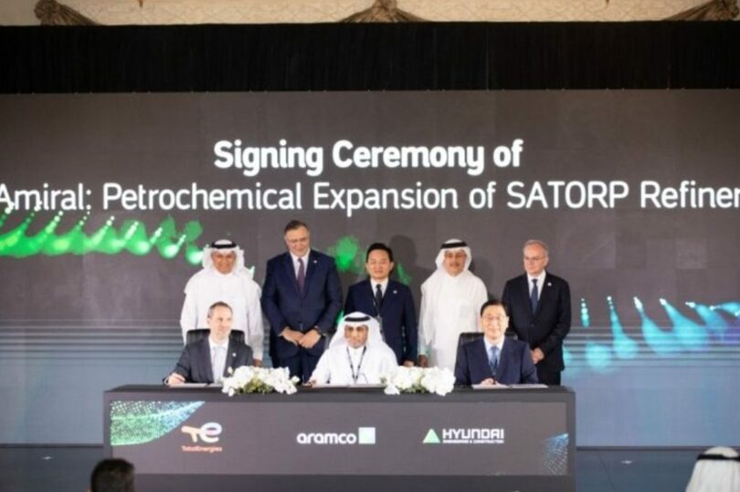 サウジアラビアでの契約署名式に参加するウォン・ヒリョン国土交通相（後列中央）（写真提供=国土交通省）(c)MONEYTODAY