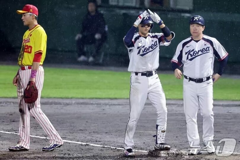 26日、愛知県豊橋市の豊橋市民球場で開催された2026年愛知・名古屋アジア大会の野球スーパーラウンド第2戦、韓国対中国。6回裏1死一、三塁の場面で適時打を放ち、一塁ベース上で喜ぶ韓国のキム・ジュウォン選手(c)news1