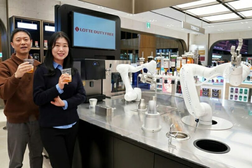 ロッテ免税店金浦空港店のロボットバーテンダー＝ロッテ免税店(c)KOREA WAVE