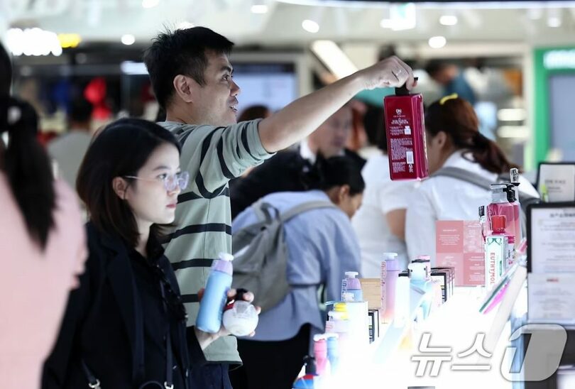 2025年9月29日、団体観光ビザ免除措置が始まった日にソウル中区の新羅免税店を訪れた中国人観光客(c)news1