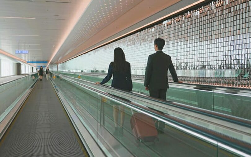 仁川国際空港の第2旅客ターミナルに設置された136メートルの動く歩道。アジア最長記録を持つ＝オーチスコリア(c)KOREA WAVE