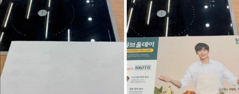 （左）裏返しになっていたテーブルマット（右）それを裏返せばキム・スヒョンの広告が印刷されていた＝オンラインコミュニティ(c)news1