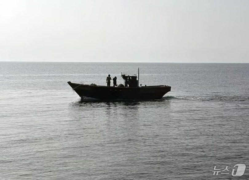 北朝鮮住民が漁船に乗って戻る様子＝統一省提供(c)news1
