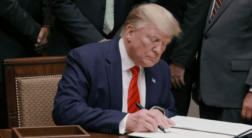 就任式で署名するトランプ大統領＝ホワイトハウスYouTube(c)KOREA WAVE