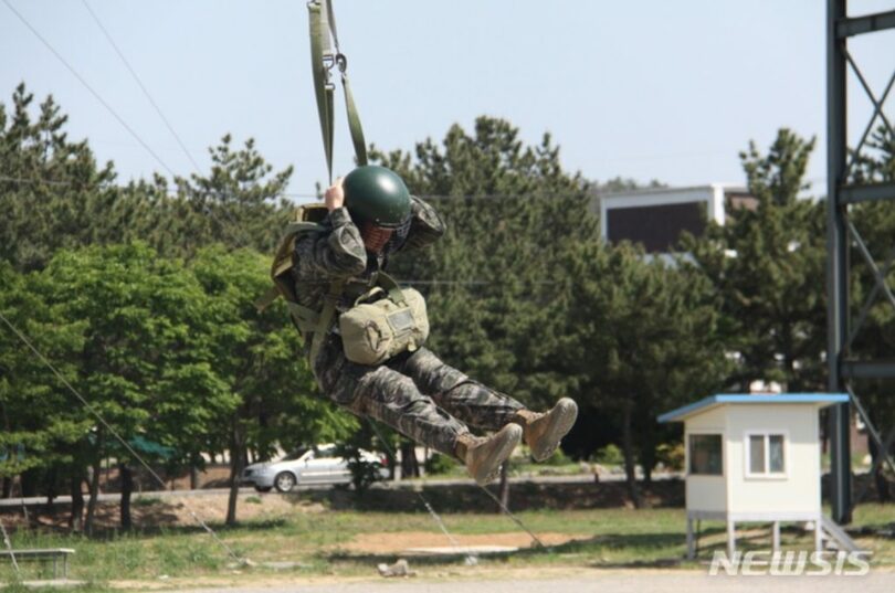 浦項海兵隊文化祭で繰り広げられた海兵隊将兵らの空輸訓練体験(c)NEWSIS
