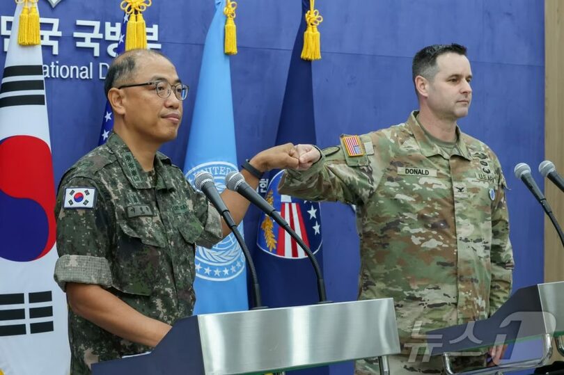 8月7日、ソウル・国防省ブリーフィングルームで記者会見に臨む米韓両軍当局者(c)news1