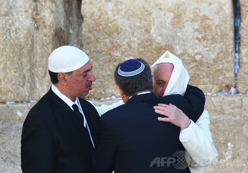 ローマ法王、「嘆きの壁」で祈り