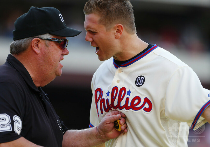 パペルボンに退場命じた審判、シャツをつかんで1試合の出場停止