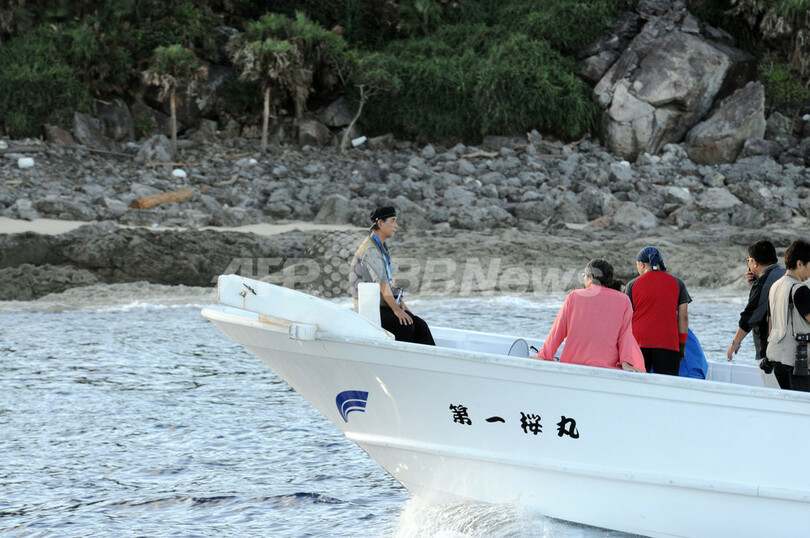 尖閣・魚釣島に日本人約10人、日本国旗を掲揚