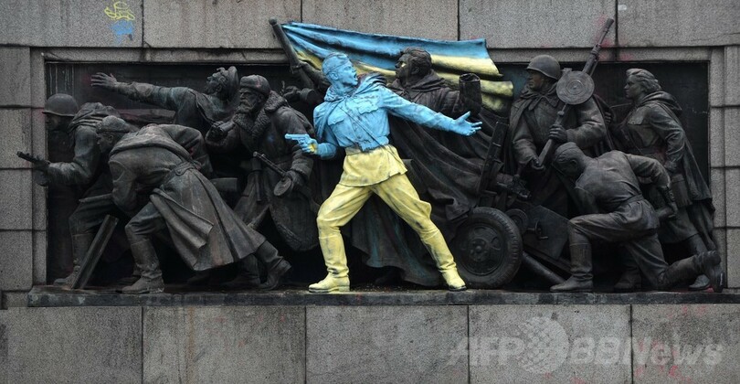 ブルガリアのソ連兵像がウクライナ色に、反政権デモ支持示す