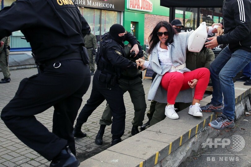 大規模女性デモ、「抗議活動の顔」ら数百人拘束 ベラルーシ