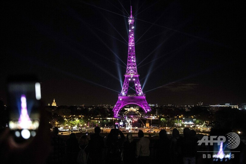 エッフェル塔をピンク色にライトアップ、乳がん啓発月間