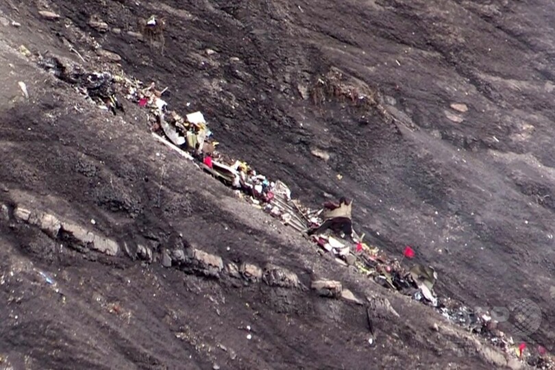 ドイツ旅客機墜落、乗客乗員150人死亡 ブラックボックス回収