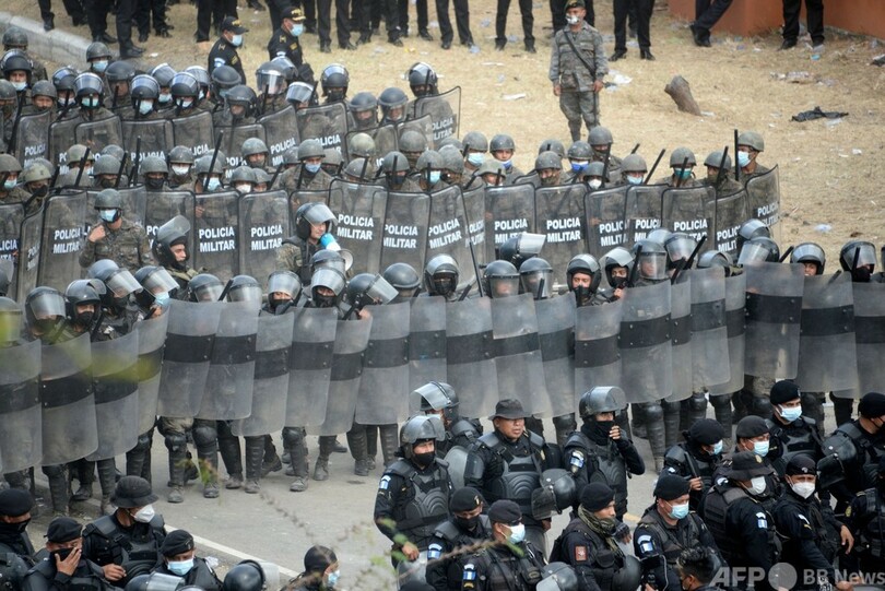 グアテマラ治安部隊、移民集団を分断し進行阻止