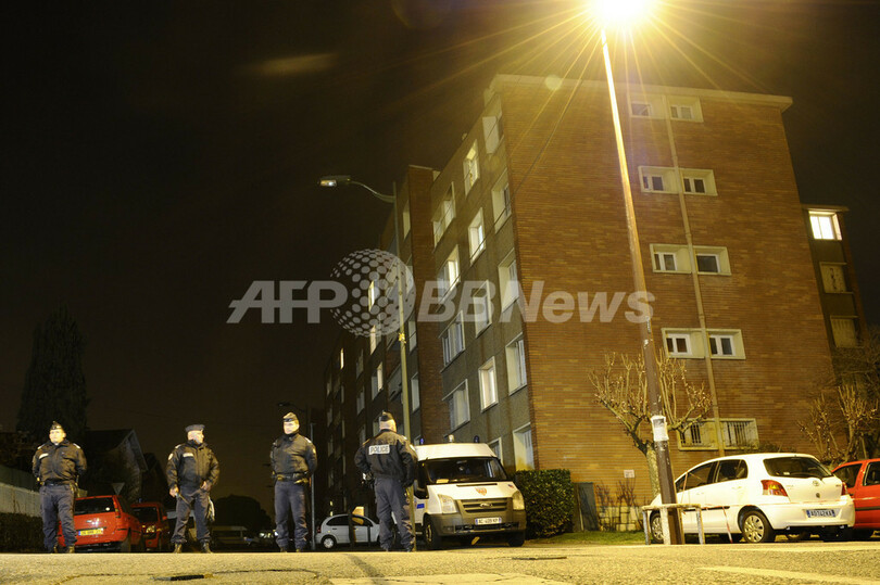 仏連続銃撃事件、容疑者立てこもり現場で爆発音