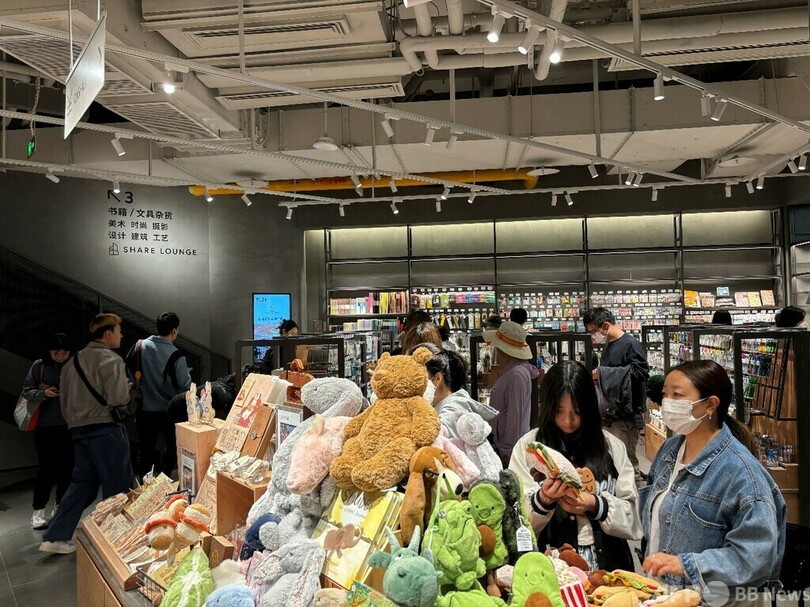 TSUTAYA BOOKSTORE、北京初の店舗をオープン――朝陽区の若者たちが続々と訪れる