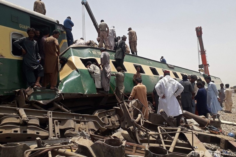 パキスタン南部で列車同士が衝突 少なくとも34人死亡 写真9枚 国際ニュース Afpbb News