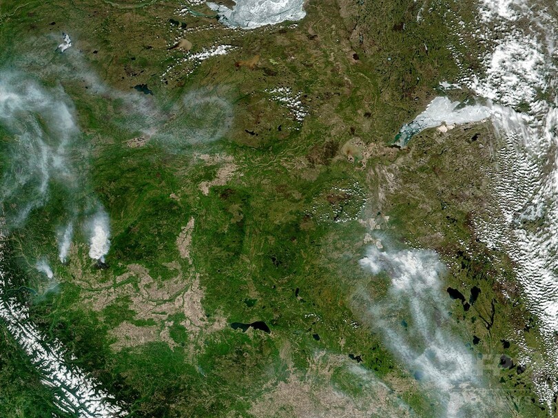 カナダ森林火災、延焼は食い止め 煙で石油生産再開できず